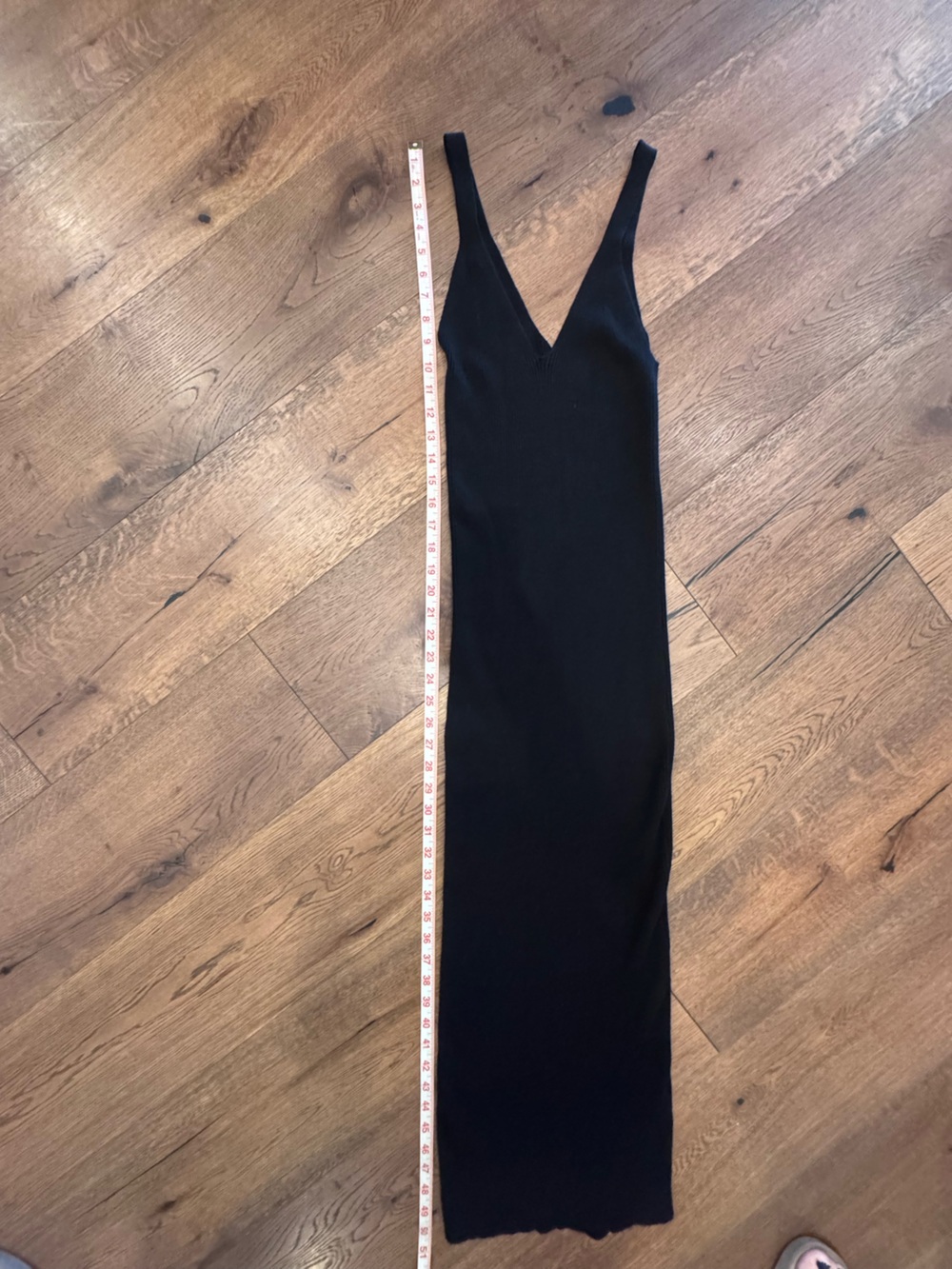 Dress Forum Black Sweater Midi Dress - Sleek V-Neck Design